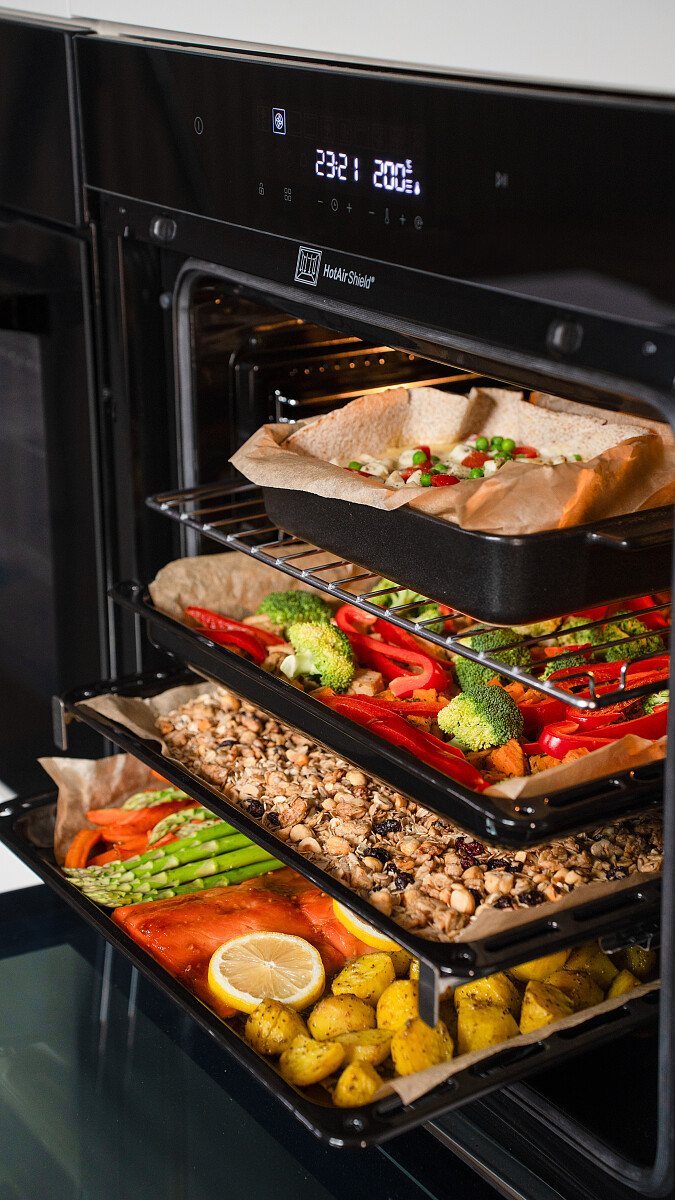 Czarny piekarnik Kernau KBO 1071 S TC B Smart Cooking z funkcją pieczenia wielopoziomowego