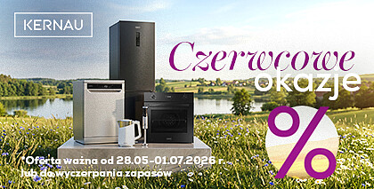 Urządzenia AGD na podeście na łące w czerwcu