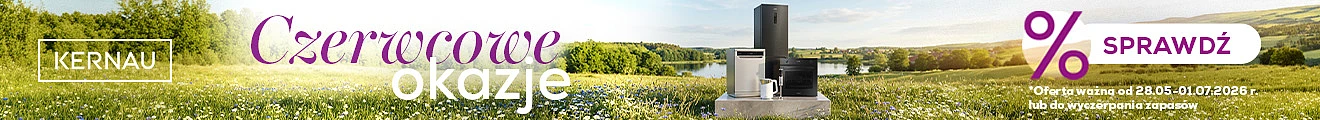 Urządzenia AGD na podeście na łące w czerwcu